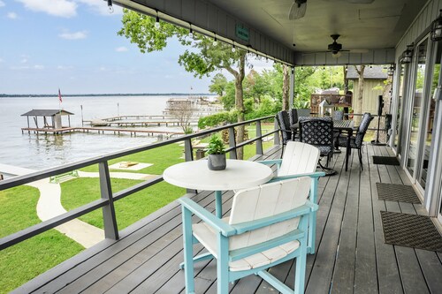 Lakefront w/ Dock, 300mb WIFI, Theater, Arcade