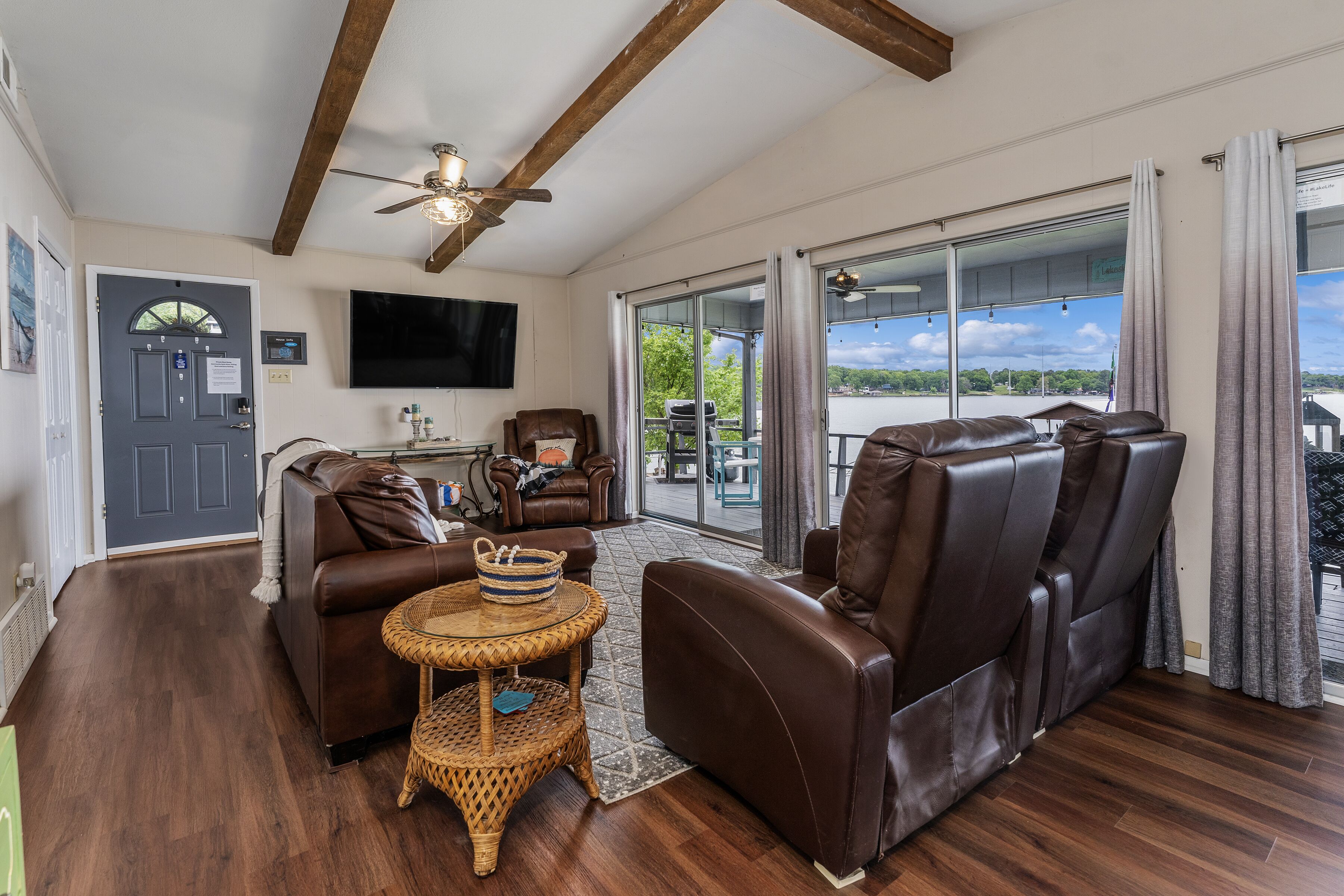 TV connectée, jeux vidéo, lecteur de DVD, baby-foot