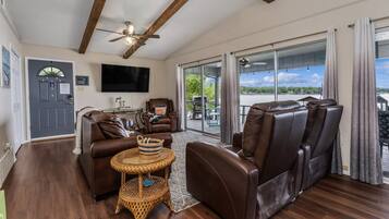 TV connectée, jeux vidéo, lecteur de DVD, baby-foot