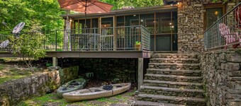 The Shire-riverside w/hot tub, fire pit, kayaks & fenced yard