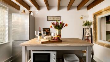 Luxury Cottage, Private Bathroom (Magnolia Cottage) | Shared kitchen | Highchair