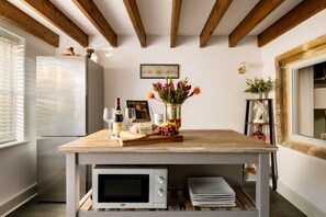 Luxury Cottage, Private Bathroom (Magnolia Cottage) | Shared kitchen | High chair, paper towels, kitchen islands - Magnolia Cottage (Moreton-in-Marsh)
