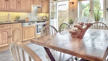 Luxury Cottage, Private Bathroom (Magnolia Cottage) | Private kitchen | Highchair