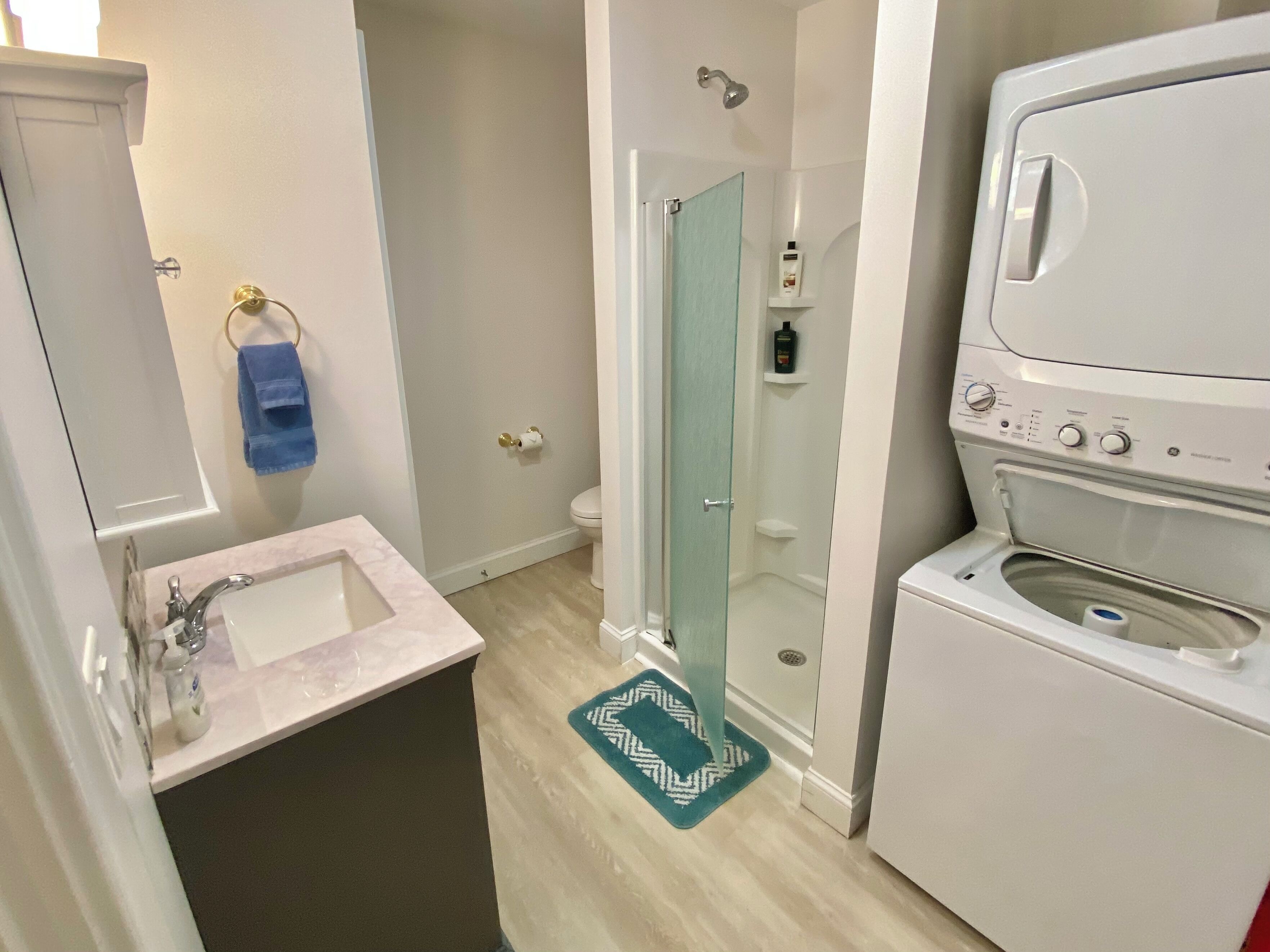 Douche, sèche-cheveux, serviettes fournies, savon