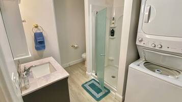 Douche, sĂšche-cheveux, serviettes fournies, savon