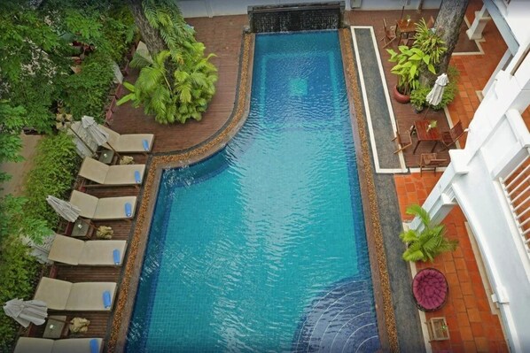 Una piscina al aire libre