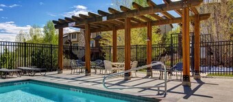 Moose Mgmt at Bear Hollow 5534B: King bed-Pvt. Hot Tub-Pool-Dogs Welcome