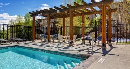 Moose Mgmt at Bear Hollow 5534B: King bed-Pvt. Hot Tub-Pool-Dogs Welcome