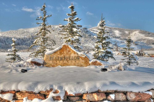 Moose Mgmt at Bear Hollow 5534: King bed-Pvt. Hot Tub-Pool-Dogs Welcome