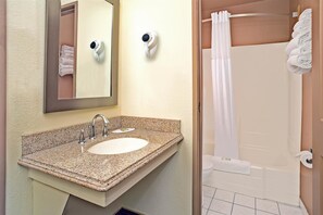 Bathroom - Oyo Hotel Downtown Castle Rock (Castle Rock)
