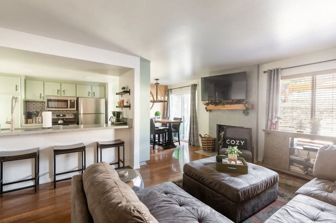 TV, caminetto, tavolo da ping pong, libri