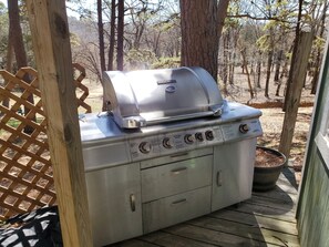 Property grounds - Lakeside Cottage - 2bd/2ba - Fire Pit & Hot Tub (Rogers, AR)