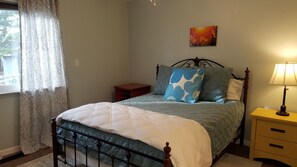 2 bedrooms, free WiFi, bed sheets - Lakeside Cottage - 2bd/2ba - Fire Pit & Hot Tub (Rogers, AR)