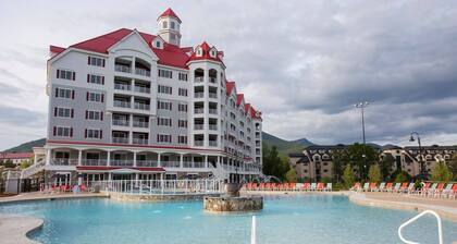 Riverwalk Resort at Loon Mountain with balcony & mountain view