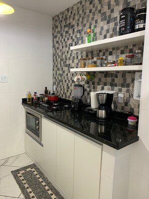 Fridge, microwave, oven, stovetop - APARTMENT (COPANEMA), RENOVATED AT POST 6 (RJ)