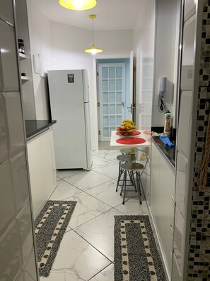 Geladeira, micro-ondas, fogão, cooktop