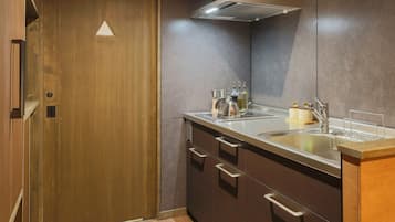 Fridge, microwave, stovetop, cookware/dishes/utensils