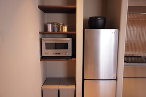 Refrigerador, microondas, parrilla de estufa y utensilios de cocina 