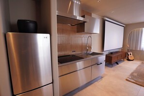 Refrigerador, microondas, parrilla de estufa y utensilios de cocina 