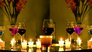 A table with multiple glasses of red wine and a candle. - Hotel Boutique Xoxula (San Pedro Cholula)