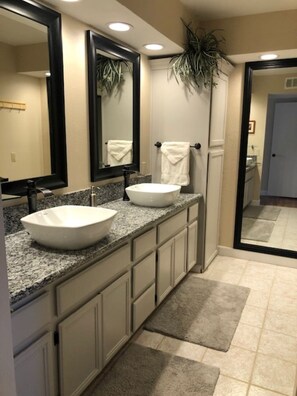 Combined shower/bathtub, hair dryer, towels, soap - On the golf course-Watch the spectacular sun sets over the lake of the course (Sun Lakes)