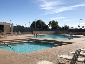 Indoor pool, outdoor pool - On the golf course-Watch the spectacular sun sets over the lake of the course (Sun Lakes)