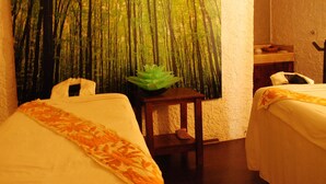 A room with two beds, a small wooden table with a plant, and a wall mural of a forest. - Casa Calli Hotel Restaurante Spa (San Pedro Cholula)