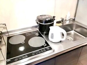 Fridge, microwave, stovetop, cookware/dishes/utensils - Japanesestyle modern  Capacity 12 people / Shinagawa Ward Tokyo (Shinagawa-ku)