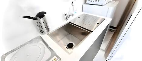 Kjøleskap, mikrobølgeovn, kokeplater og kjøkkenutstyr