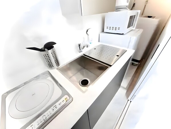 Fridge, microwave, stovetop, cookware/dishes/utensils