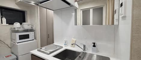 冷蔵庫、電子レンジ、コンロ、調理器具と食器