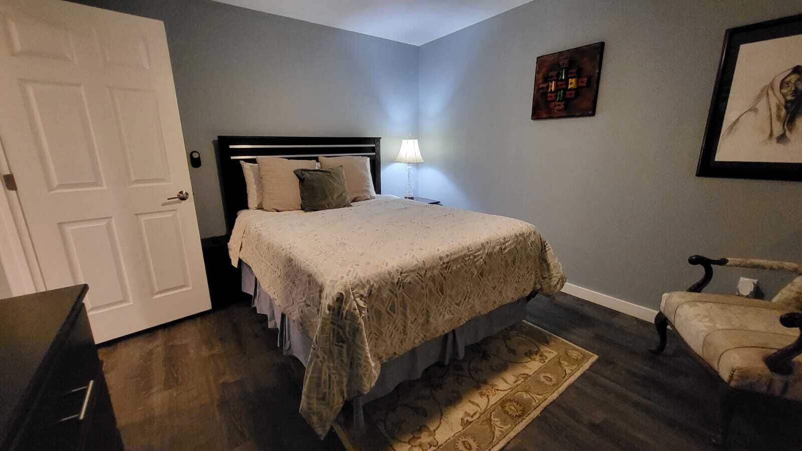 1 slaapkamer, een strijkplank/strijkijzer, wifi, beddengoed