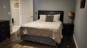 1 bedroom, iron/ironing board, WiFi, bed sheets - Renovated Guest House with Private Entrance and Parking – Perfectly Located! (Spokane)