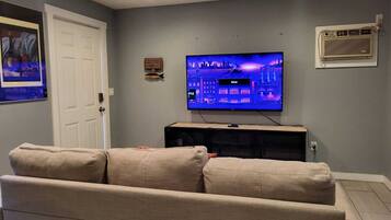 Een televisie en een dvd-speler