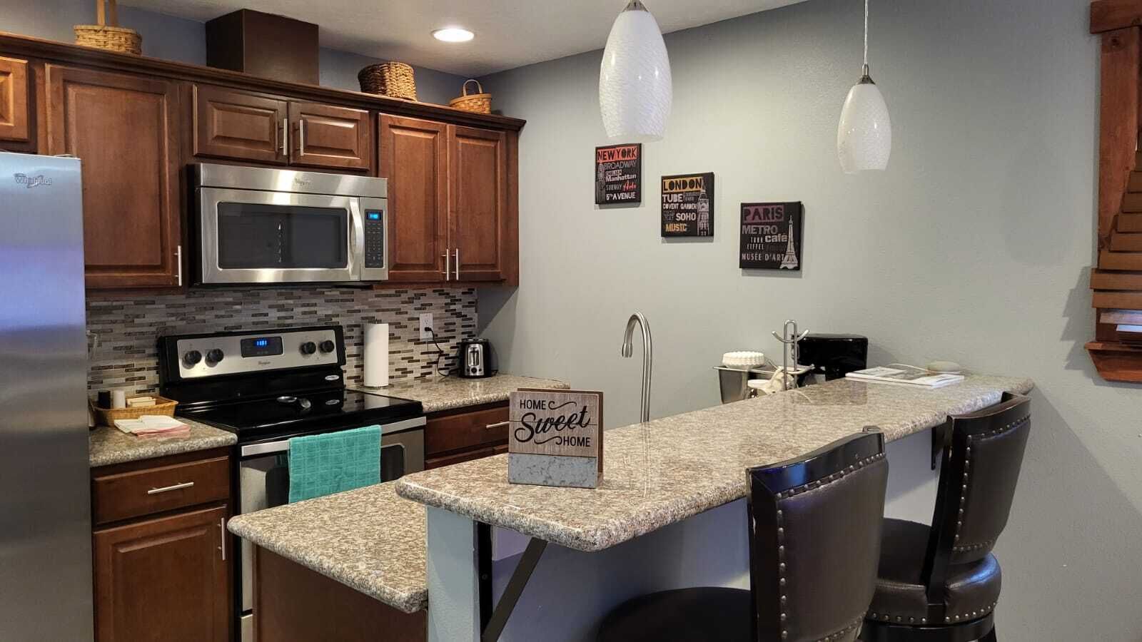 Jääkaappi, mikroaaltouuni, uuni, liesi