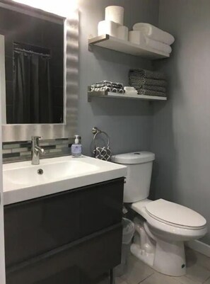 Shower, hair dryer, towels, soap - Renovated Guest House with Private Entrance and Parking – Perfectly Located! (Spokane)