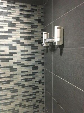 Douche, séchoir à cheveux, serviettes fournies, savon