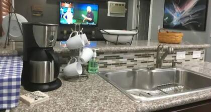 Renovated Guest House with Private Entrance and Parking – Perfectly Located!