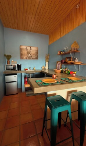 Réfrigérateur, micro-ondes, cafetière/bouilloire