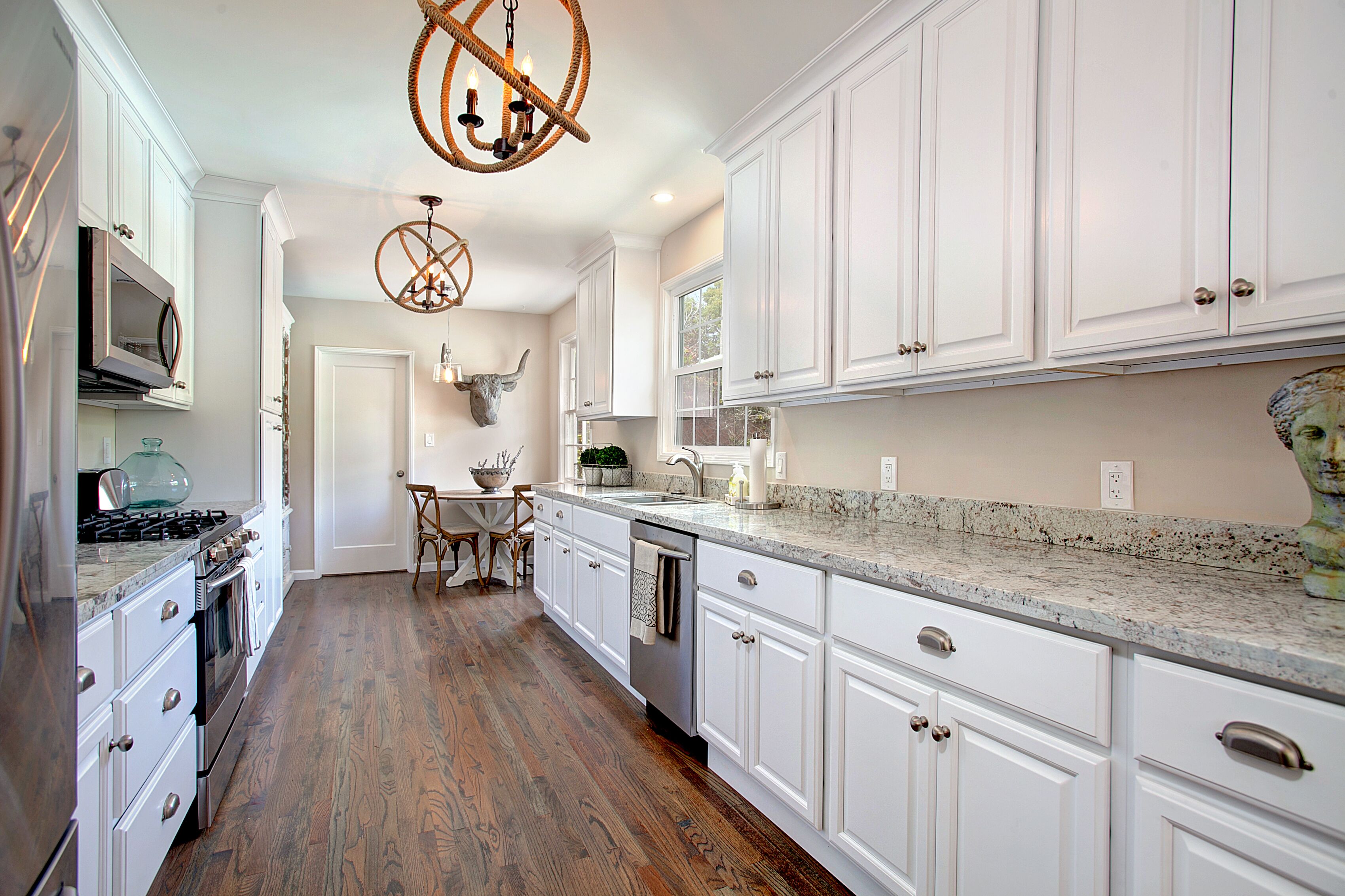 Jääkaappi, mikroaaltouuni, uuni, liesi