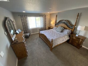 3 عدّة غرف نوم وواي فاي وملاءات أسرّة