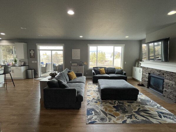 تلفزيون، مدفأة، مشغل دي في دي، كُتُب