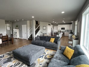 تلفزيون، مدفأة، مشغل دي في دي، كُتُب