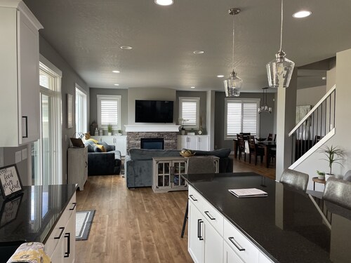 Beautiful 3 bed+den, 3bath huge home on the Spokane River and Centennial Trail