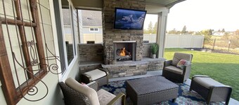 Beautiful 3 bed+den, 3bath huge home on the Spokane River and Centennial Trail