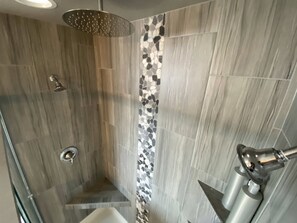 Sèche-cheveux, serviettes fournies, savon, shampoing