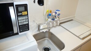Kühlschrank, Mikrowelle, Herdplatte, Kochgeschirr/Geschirr/Besteck
