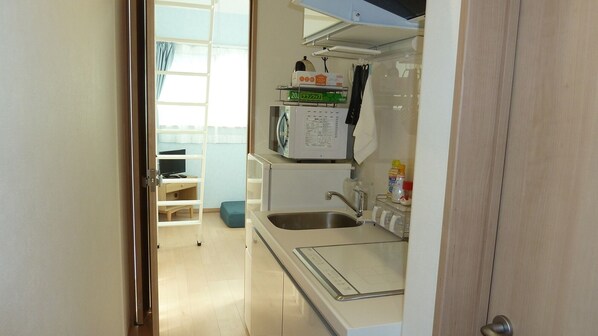Fridge, microwave, stovetop, cookware/dishes/utensils