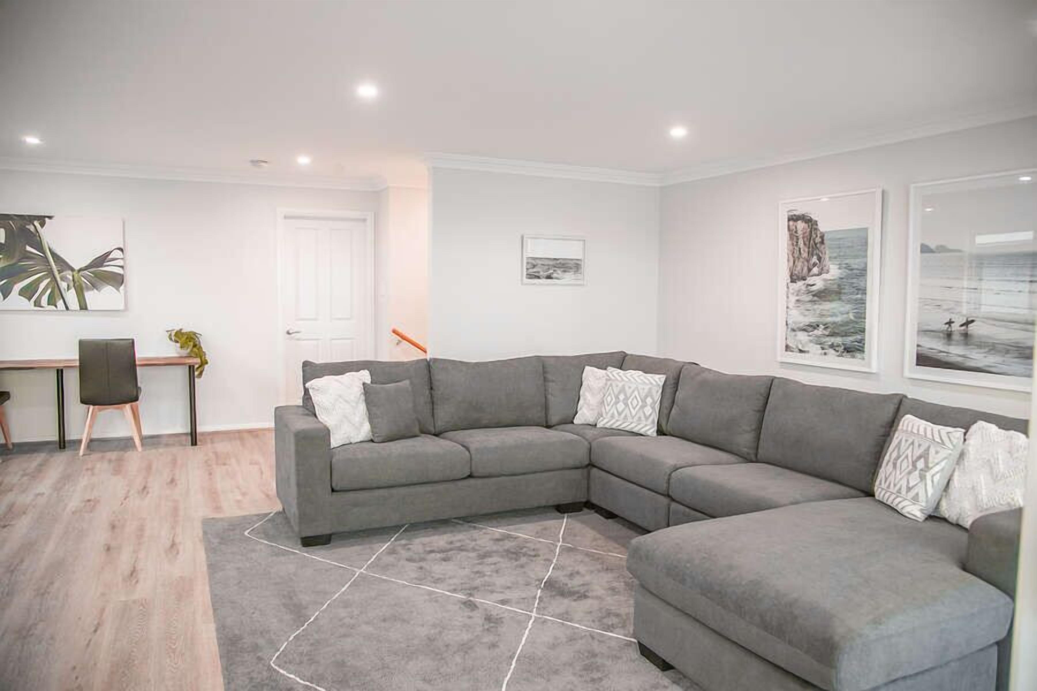 Days - perfect family home. Minutes walk to Hyams Beach. Water views