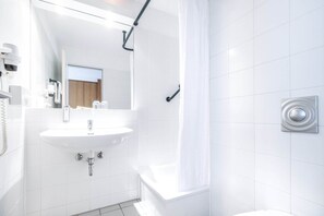 Bathroom - Holiday Inn - the Niu, Blade Solingen by IHG (Solingen)